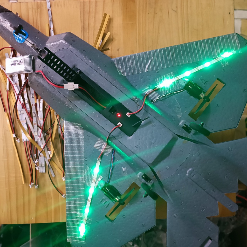 Đèn LED cho máy bay điều khiển từ xa. Dùng nguồn 1s - 3,7V, có sẵn Jack cắm & keo dán