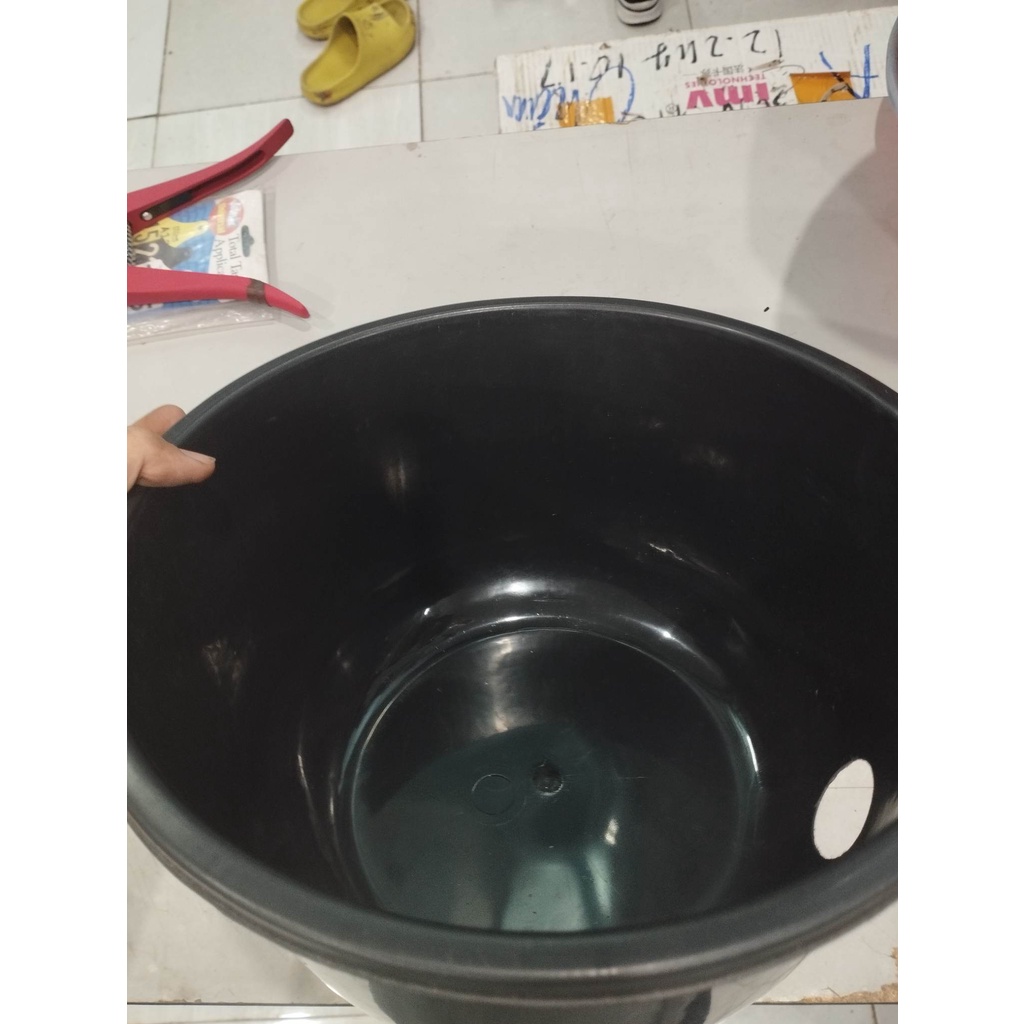 Xô nhựa đựng sữa cho bê con 8 lít đập không vỡ