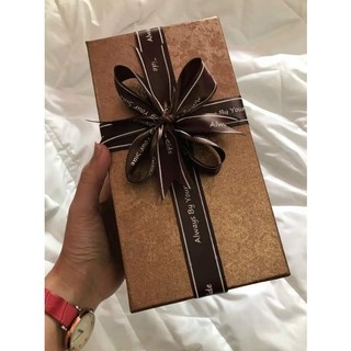 Hộp Đựng quà giấy cứng kèm rơm.