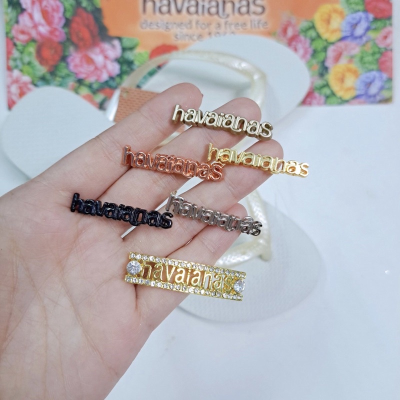 1 cặp tang sắt hiệu/logo Hava¡anas - charm đính dép nữ nhiều màu sắc chất liệu hợp kim mạ vàng đính pha lê (hàng có sẵn)