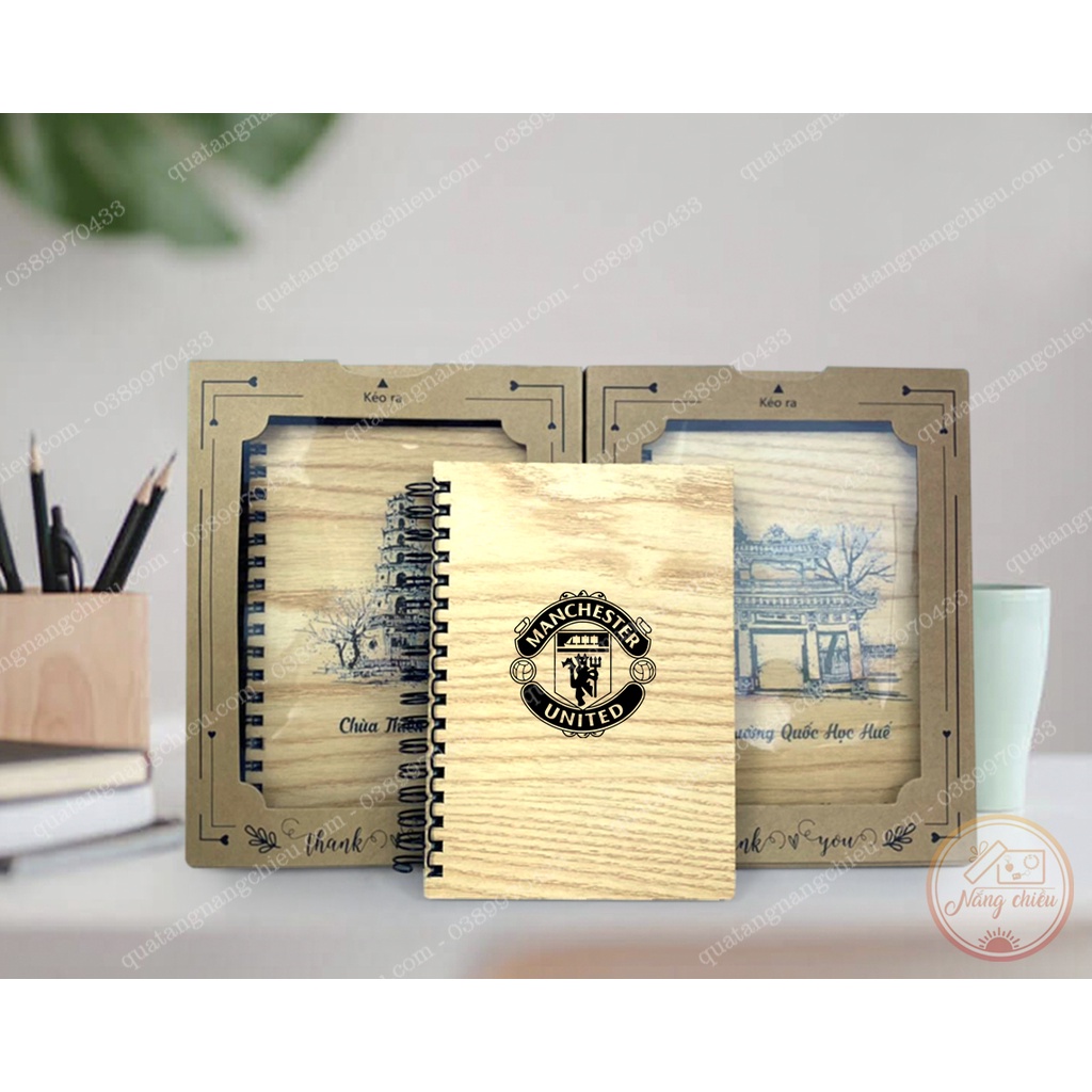 Sổ bìa gỗ in Logo các CLB bóng đá nổi tiếng thế giới như Manchester United, AC Milan, Real Madrid, Barcelona