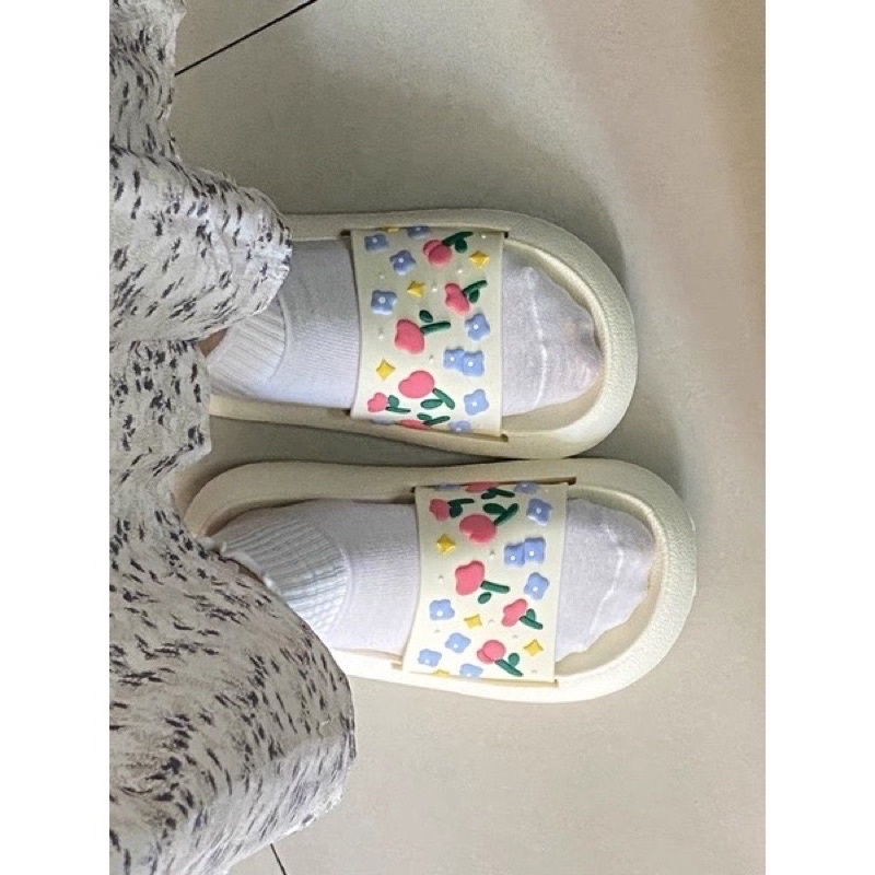 Dép Bánh Mì Hoạ Tiết Hoa Nhí In Nổi Hai Màu Kem & Đen Hot Trend Mùa Hè