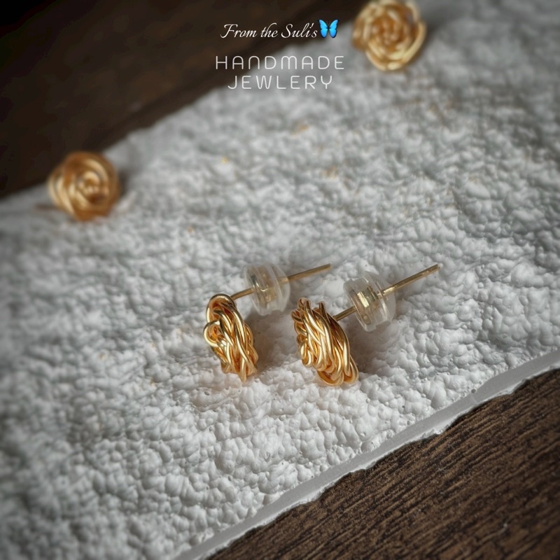 Khuyên tai ghim bọc cao su hoa hồng thủ công