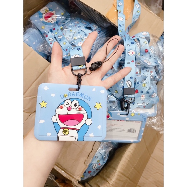 Sỉ 5 đeo thẻ ngang cao cấp hoạ tiết gấu dâu, đoremon, quả đào