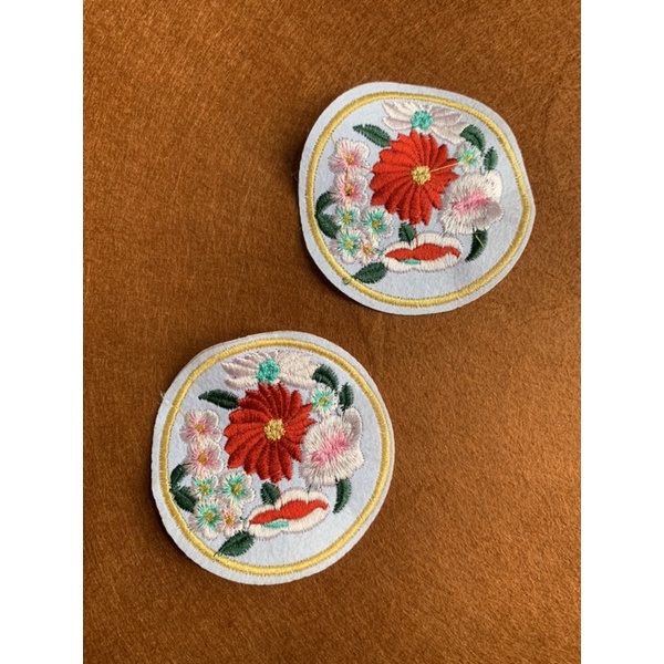 Sticker thêu là ủi tròn hoa