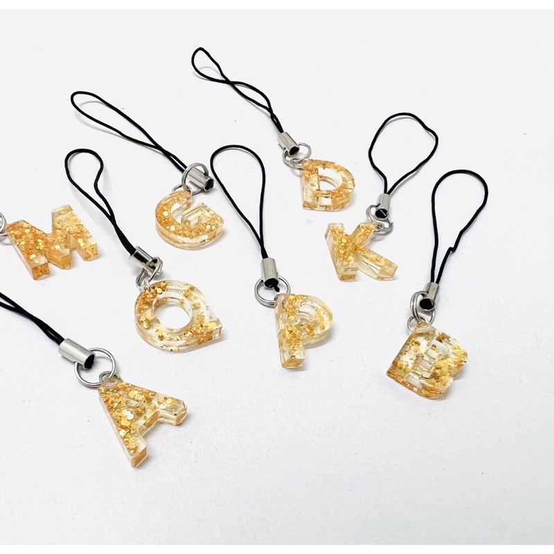 Móc khóa dây chữ cái nhũ vàng keo epoxy trong suốt