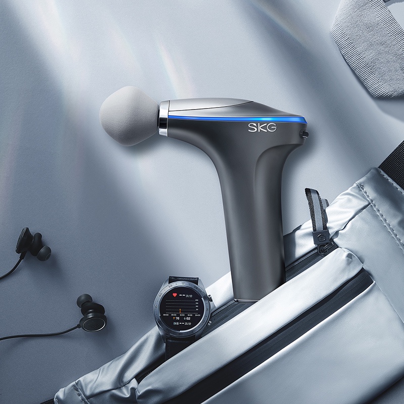 Súng massage SKG F7-E giải phóng axit lactic giúp cơ bắp trên toàn cơ thể.