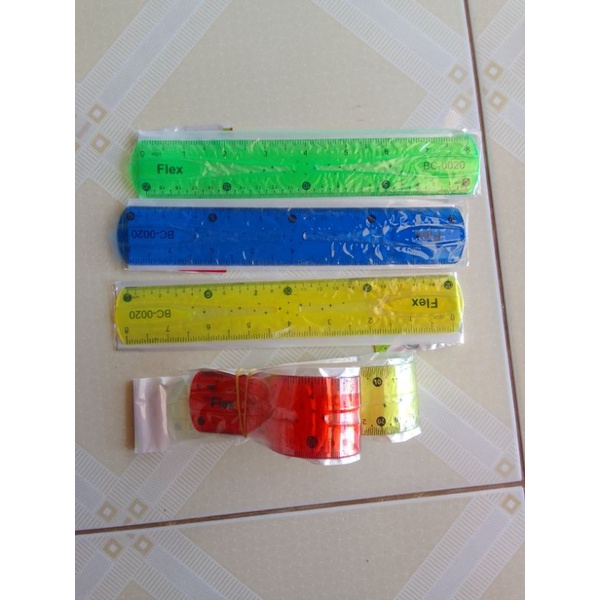 Thước kẻ bằng nhựa dẻo dai không lo bị gãy