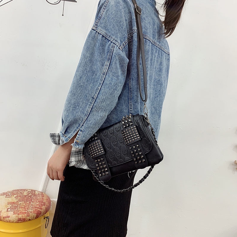 Túi Đeo Chéo Màu Đen Đính Đinh Tán Phong Cách retro Cho Nữ