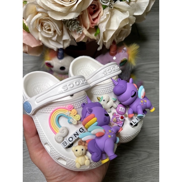 Dép croc" full charm pony tím,cô gái váy hồng