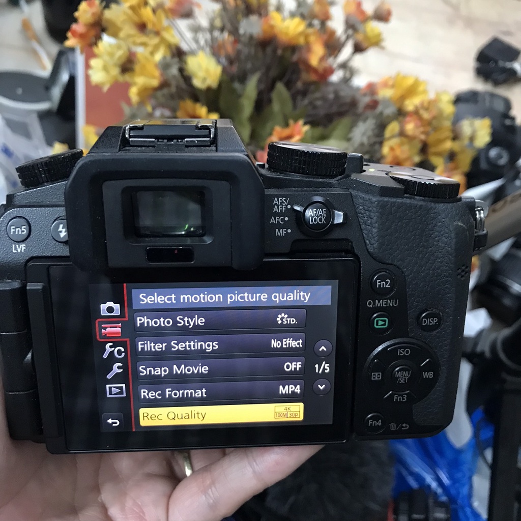 Máy ảnh Lumix G7 quay 4K màn hình lật