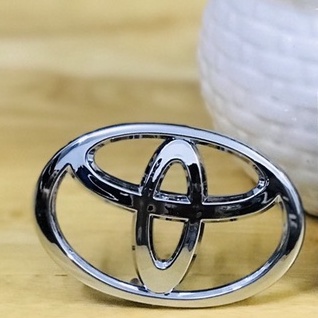 Logo vô lăng xe hơi Toyota KT: 6.5cm*4.4cm