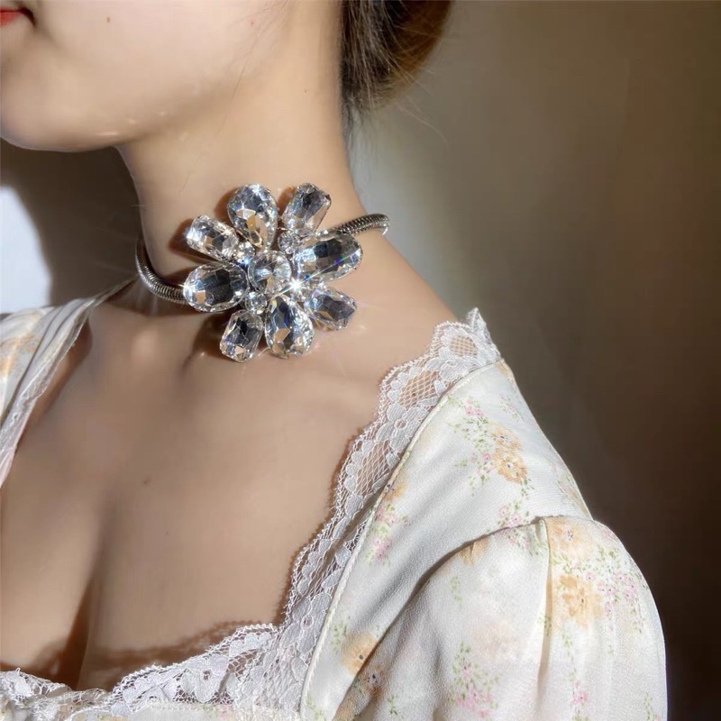 Dây chuyền choker hoa đá trắng to ôm cổ