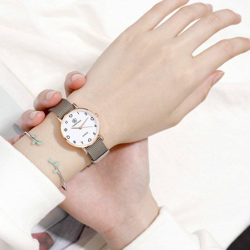 Đồng Hồ Đeo Tay Mặt Tròn In Hình Trái Tim Dễ Thương Dành Cho Nữ