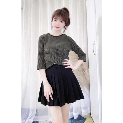 Áo len gân kẻ tay lỡ phối xoắn eo chất co giãn mềm.
