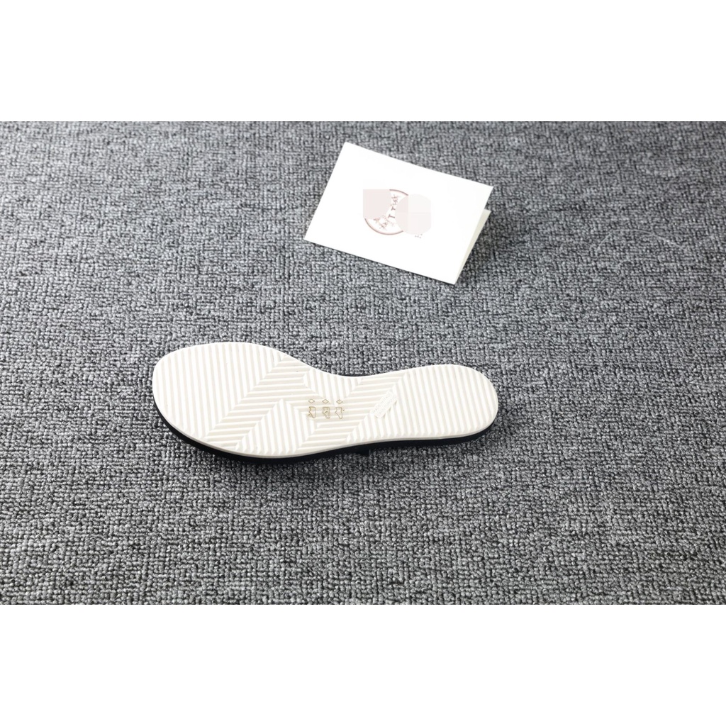 Dép Xỏ Ngón Đế Bằng Khóa Vuông Hình Mũi Heo