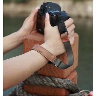 Dây đeo máy ảnh thao tác nhanh Quick Release.