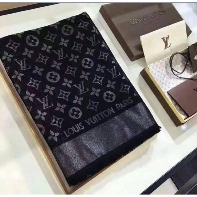 Khăn choàng cổ LV đen cao cấp ánh kim , kích thước 140x140cm