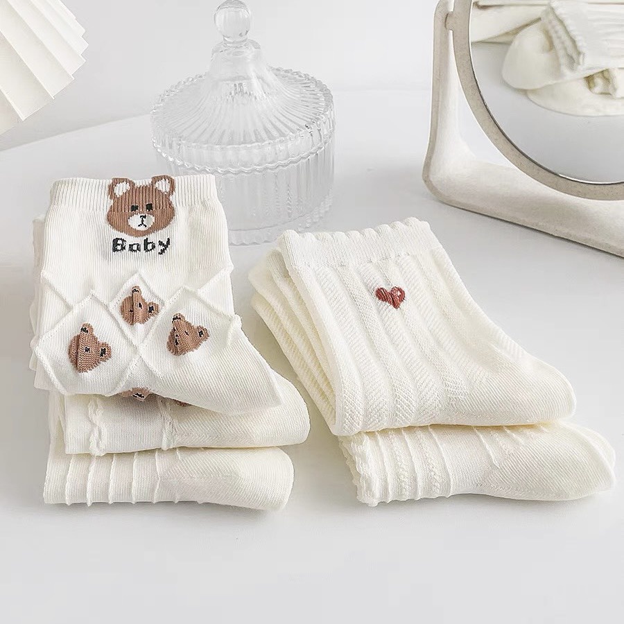 Tất vớ nữ cổ cao màu trắng, họa tiết gấu baby nâu dễ thương