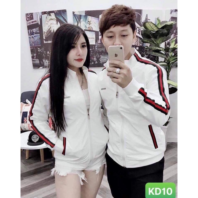 Áo Gió Nam Nữ màu trắng hottrend GUCCl tay phối sọc đỏ có cổ áo cặp nam nữ đủ size chuẩn như hình MS AKD3