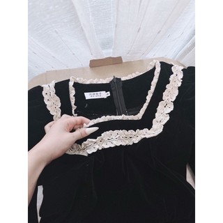 Váy nhung cổ vuông phối ren dập li