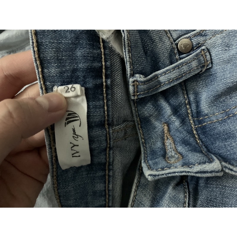 Áo sơmi jean dài và quần jean xanh