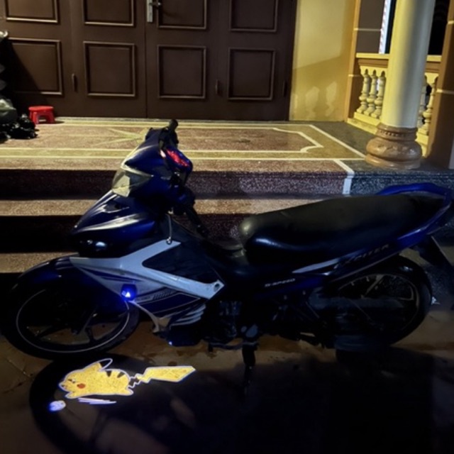 ĐÈN CHIẾU HÌNH CHUYỂN ĐỘNG GẮN XE không dây,pin sạc,bao chất