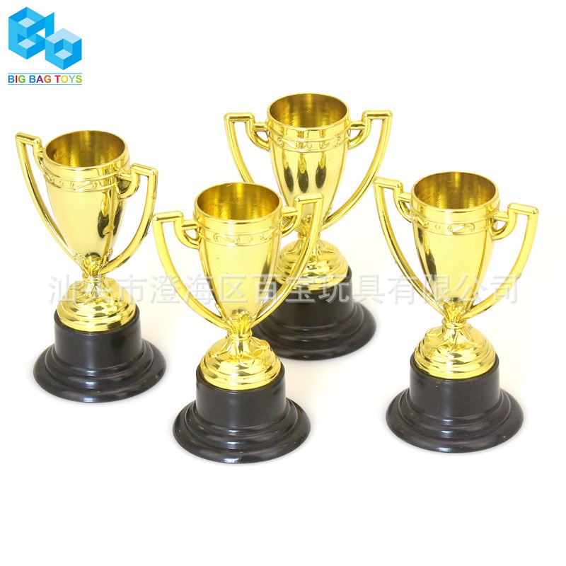 Cúp vàng thể thao bóng đá bằng nhựa cho trẻ em và để trao giải thưởng các cuộc chơi