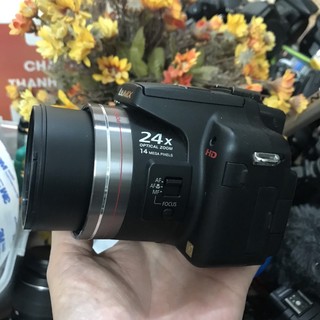 Máy ảnh Panasonic Lumix FZ100  màn hình xoay lật