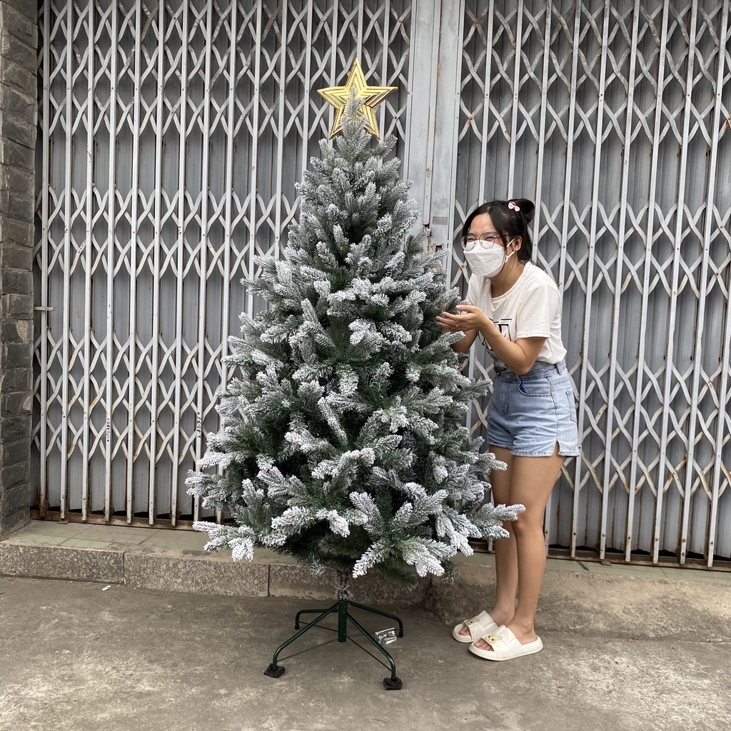 Cây thông noel pe phủ tuyết 1m8, cây thông noel tán lá PE dày xòe cành tự động trang trí giáng sinh trong nhà ngoài trời