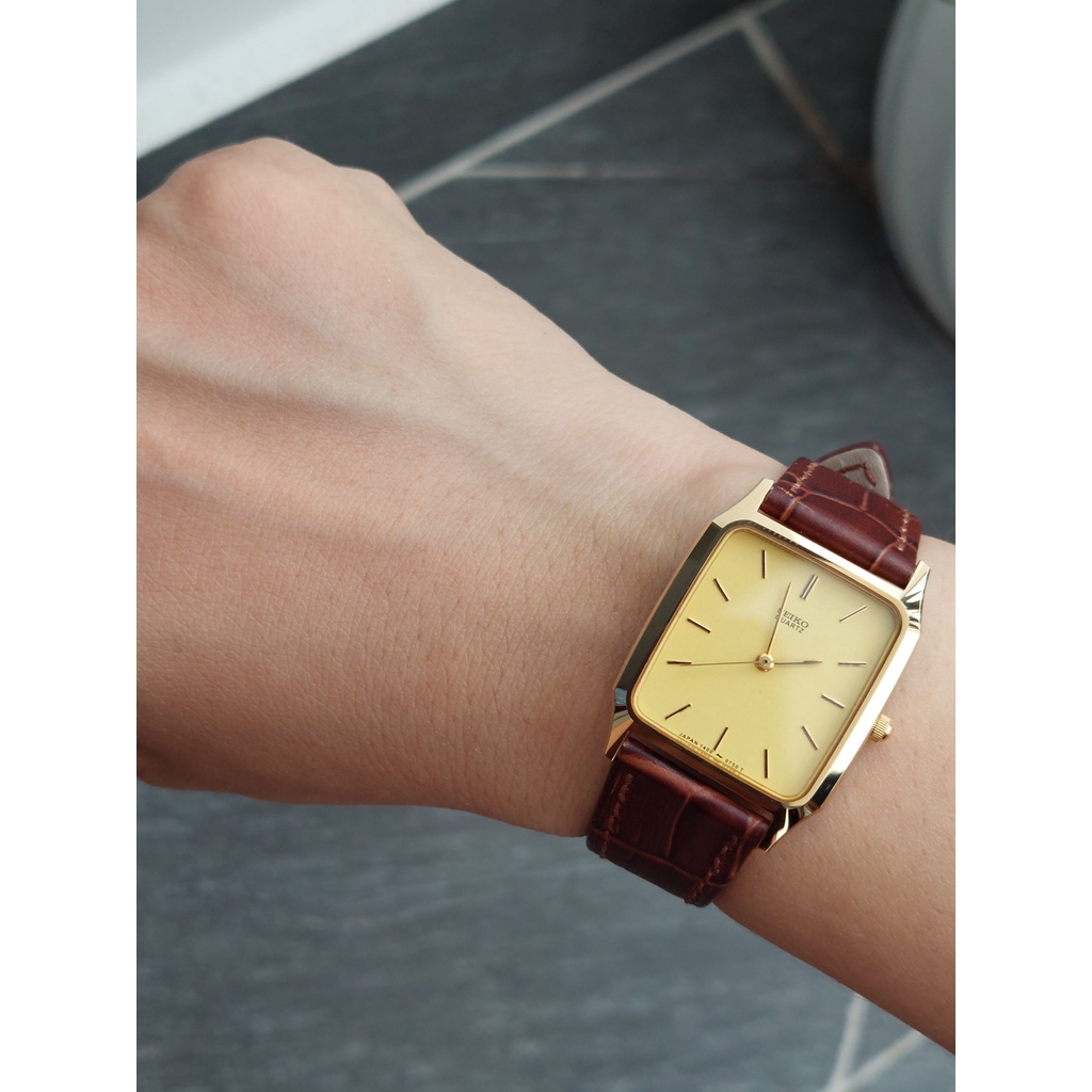 Đồng hồ nam Seiko mặt tank vàng chạy pin hàng Si