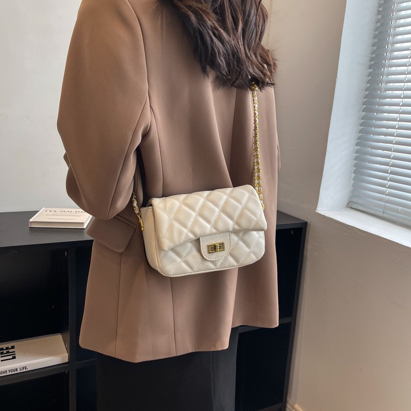 Túi Xách Đeo Vai Kiểu Vuông Nhỏ Phối Dây Xích Thời Trang Nữ Sành Điệu