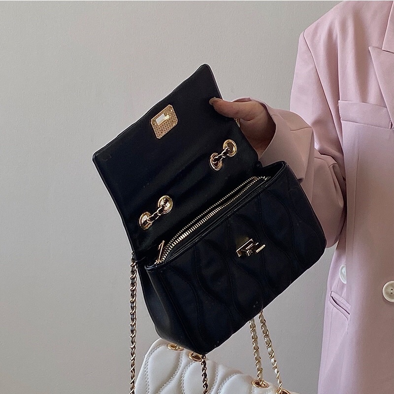 Túi xách nữ túi đeo chéo nữ màu đen đi kèm dây xích có đệm chống đau vai.