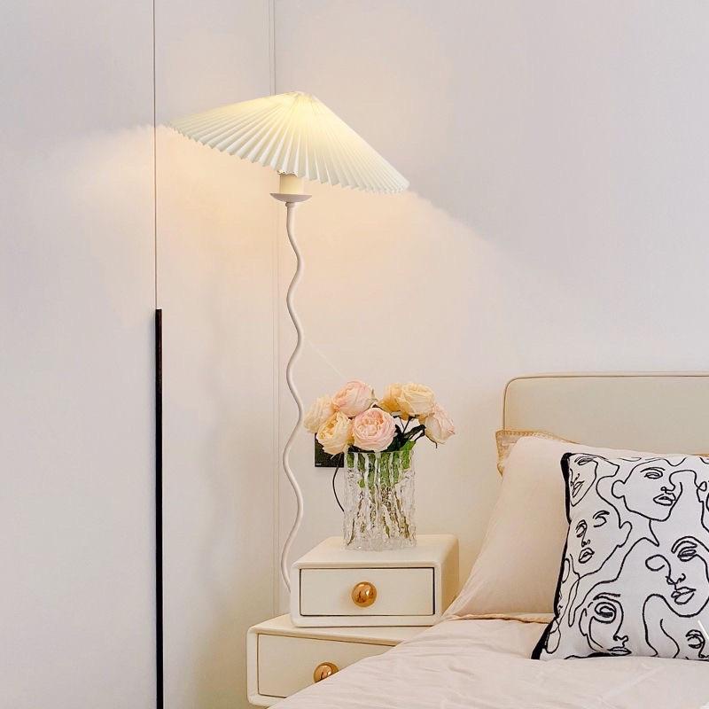 Đèn cây đứng thân lượn sóng chao xếp ly chỉnh sáng 3 màu Thanhshoptn