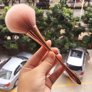 Cọ đánh má hồng MAC có nắp