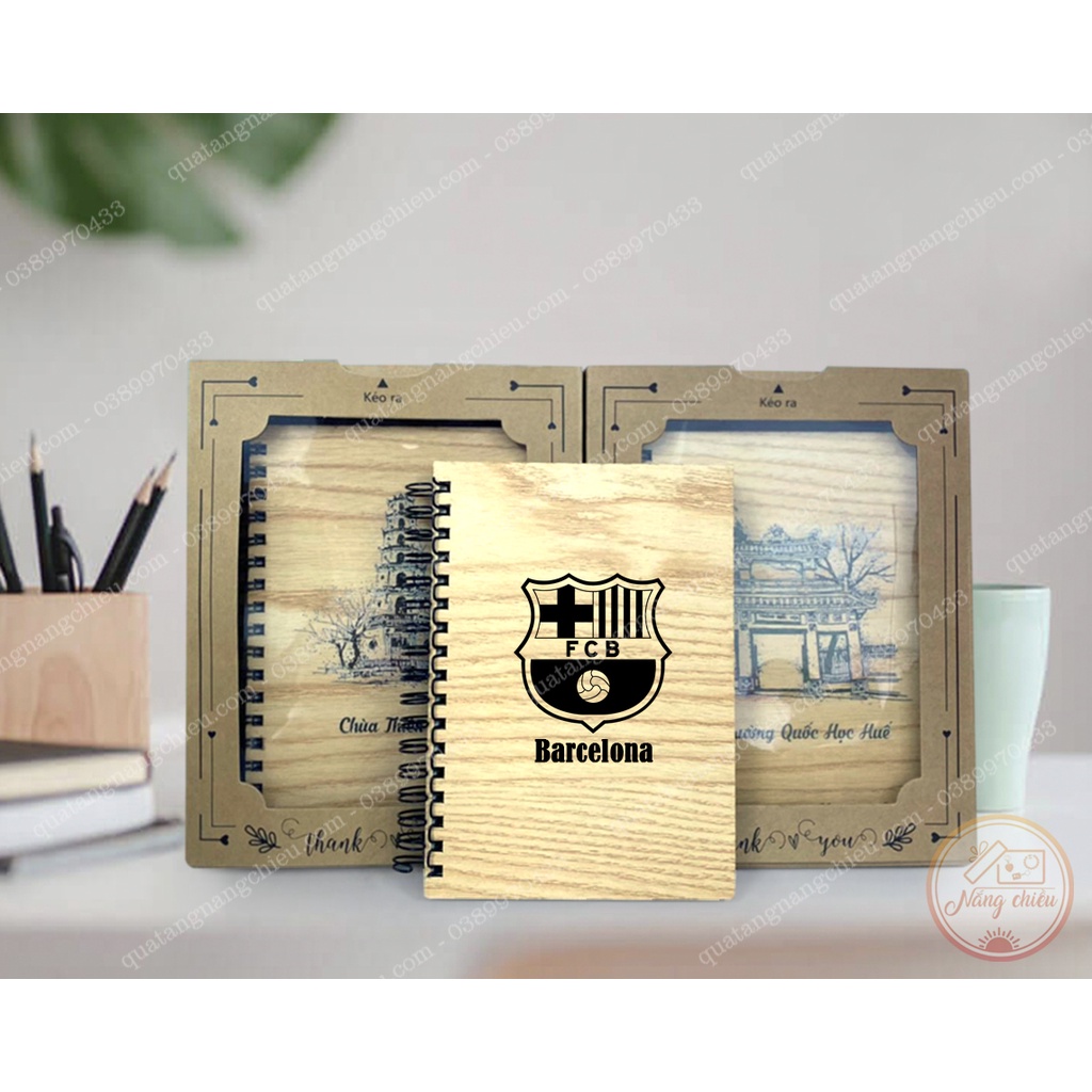 Sổ bìa gỗ in Logo các CLB bóng đá nổi tiếng thế giới như Manchester United, AC Milan, Real Madrid, Barcelona
