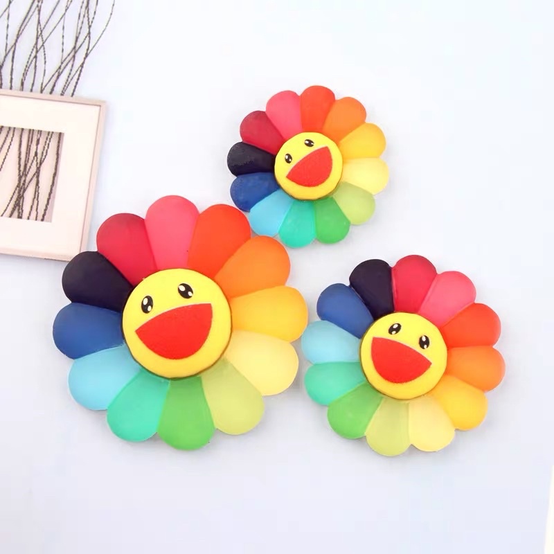 Pin ghim bảng bông hoa màu cầu vồng