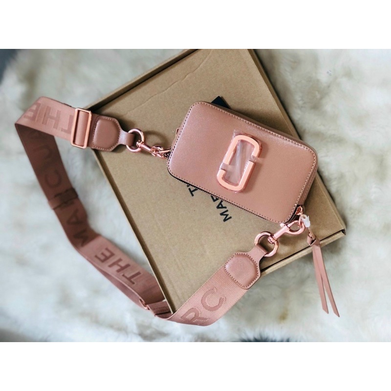 Túi đeo chéo mác màu nude sang chảnh