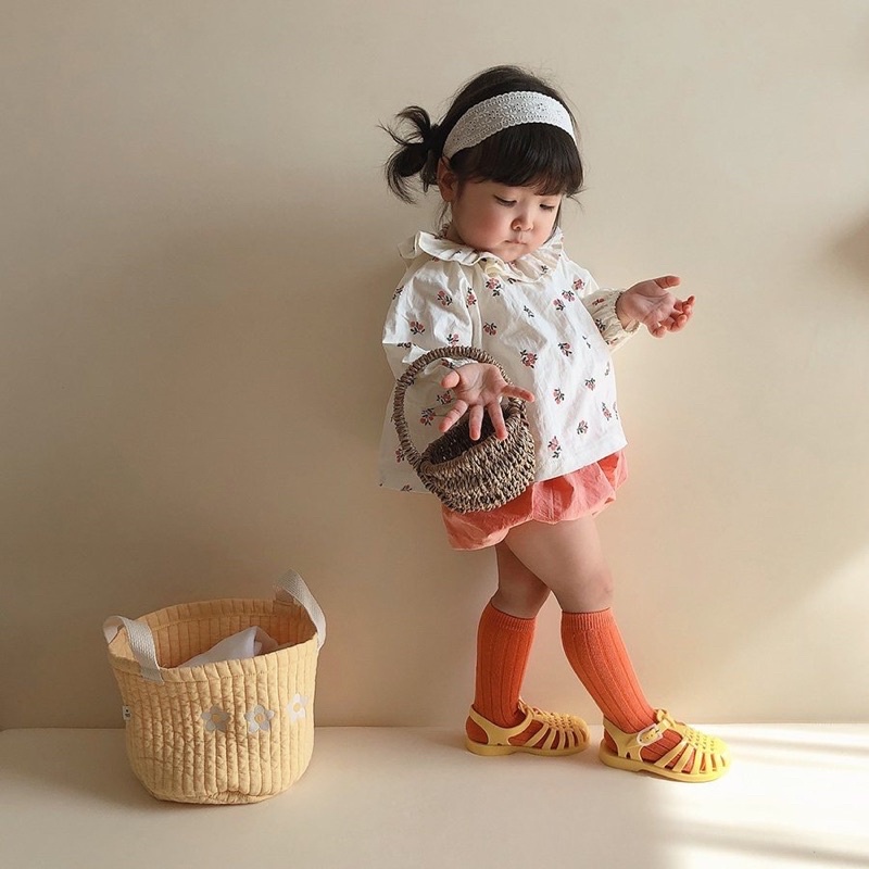 Áo sơ mi dài tay hoa nhí cổ bèo + quần đùi bo chun phong cách Hàn Quốc dành cho bé gái( ảnh thật ở cuối shop chụp )