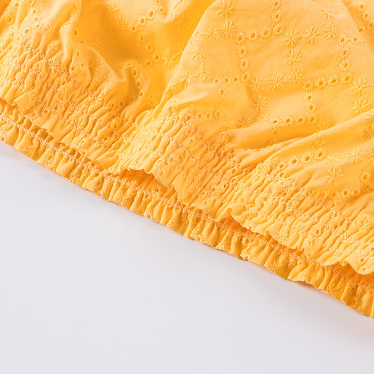 Áo croptop trễ vai thêu hoa HM