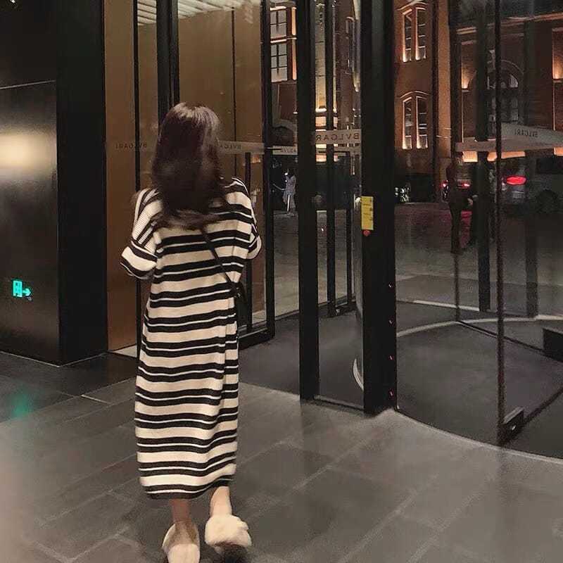 COZOK Đầm Dệt Kim Tay Dài Dáng Rộng Họa Tiết Kẻ Sọc Trắng Đen Trẻ Trung