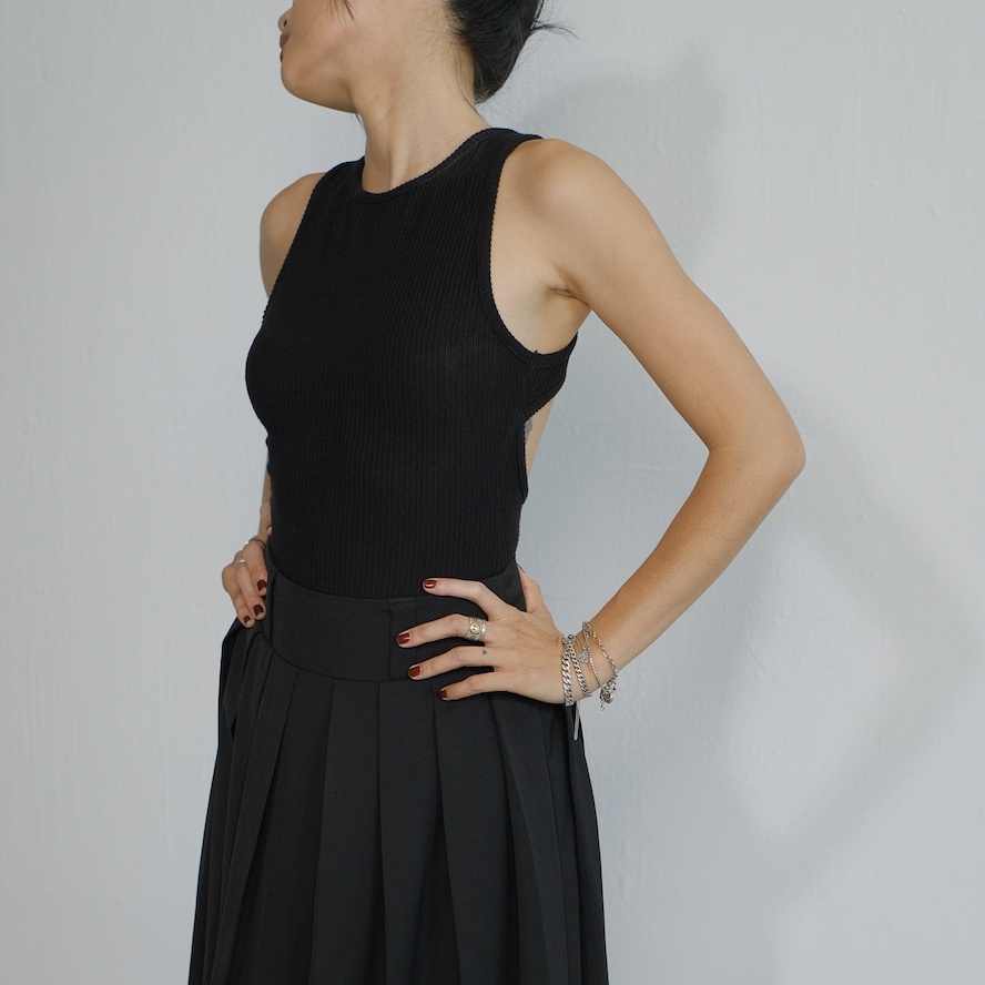 HASMILED - "Out of Office" Áo thun ôm sát khoét lưng CLEO