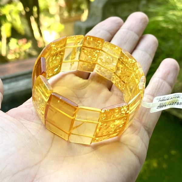 Vòng  hổ phách Nga tự nhiên định dạng thẻ dẹt.