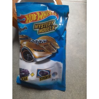 Xe Hotwheels Mystery 2016 gồm 1 xe và sticker dán kèm theo