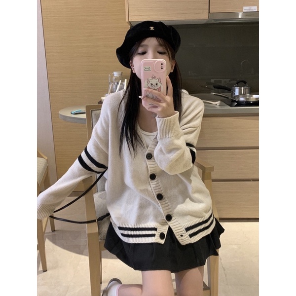 Áo khoác len dệt kim cardigan cổ V basic màu kem kẻ 2 sọc đen ngang tay Yannie