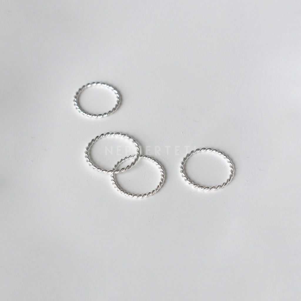 Nhẫn basic mảnh xoắn bản 1mm bạc 925 - Nepherteti