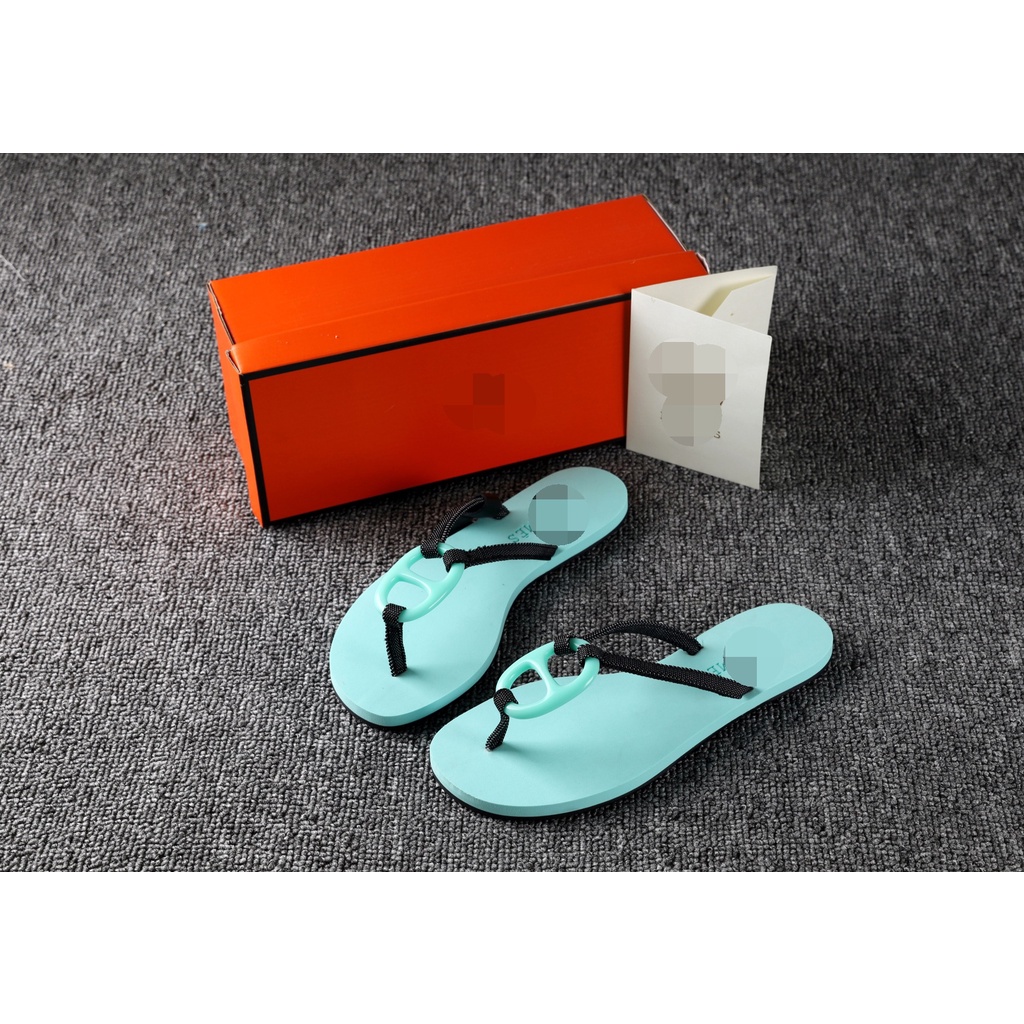 Dép Xỏ Ngón Đế Bằng Khóa Vuông Hình Mũi Heo