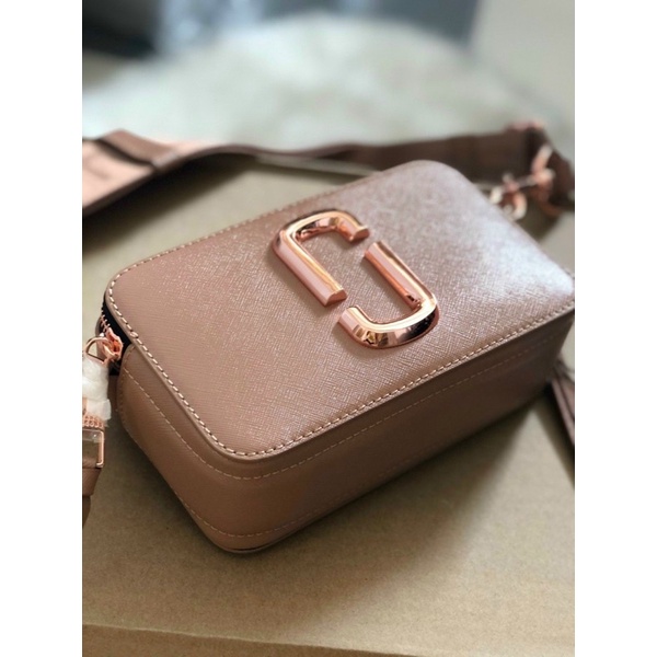 Túi đeo chéo mác màu nude sang chảnh