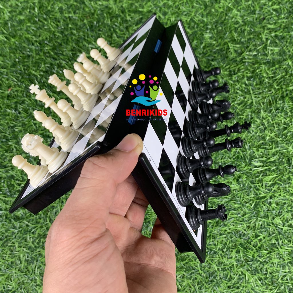 Đồ Chơi Bàn Cờ Vua Nam Châm Mini Bằng Nhựa Có Thể Gấp Gọn Tiện Lợi Cho Bé