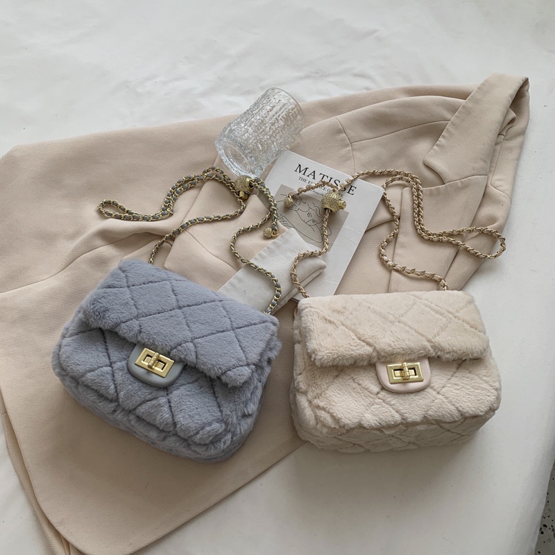 Túi Đeo Chéo Hình Thoi Nhồi Bông Lông Mềm Mại Dành Cho Bạn Nữ